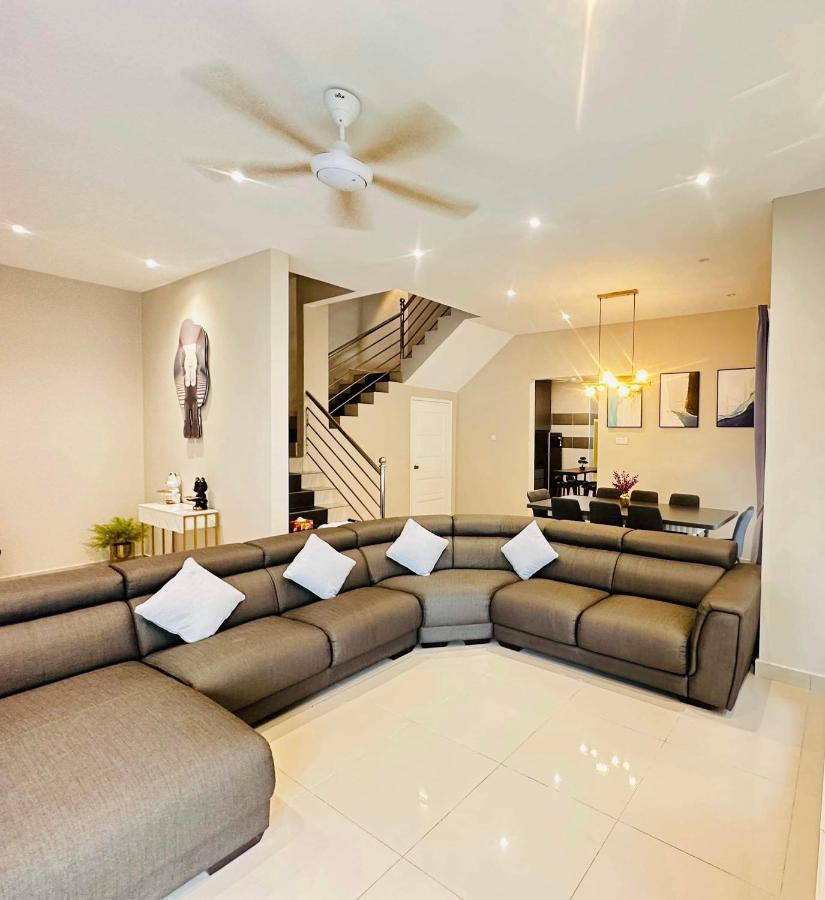《untitled Homestay》sitiawan *