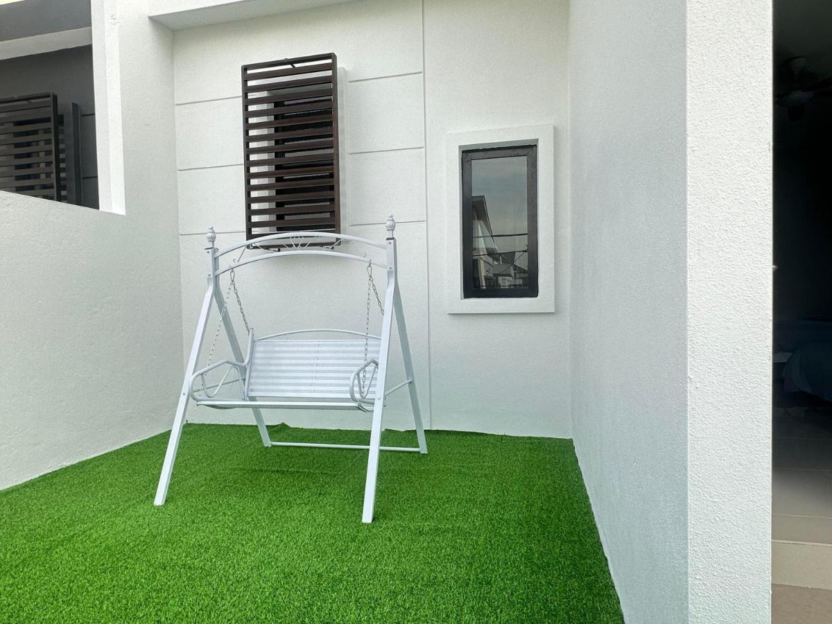 《untitled Homestay》sitiawan Holiday home