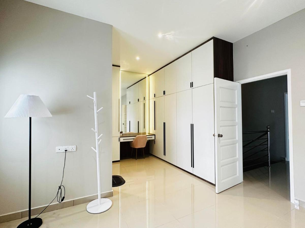 《untitled Homestay》sitiawan Holiday home *